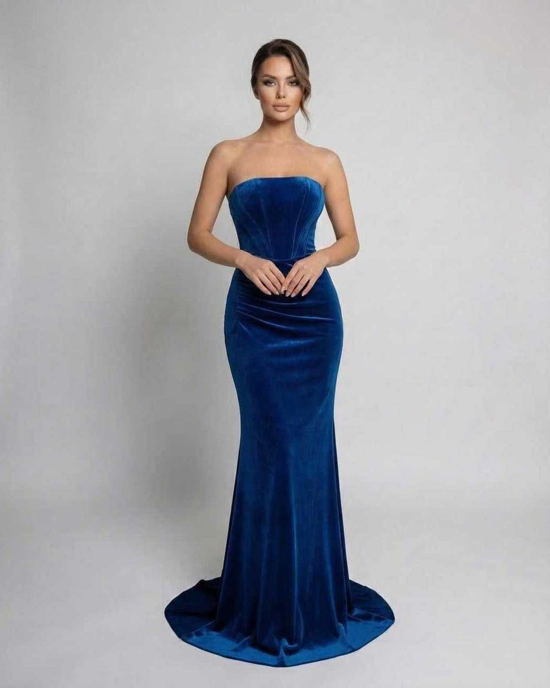 Vestido de noche blanco sin tirantes para mujer. Diseño maxi elegante, moderno y de fiesta.