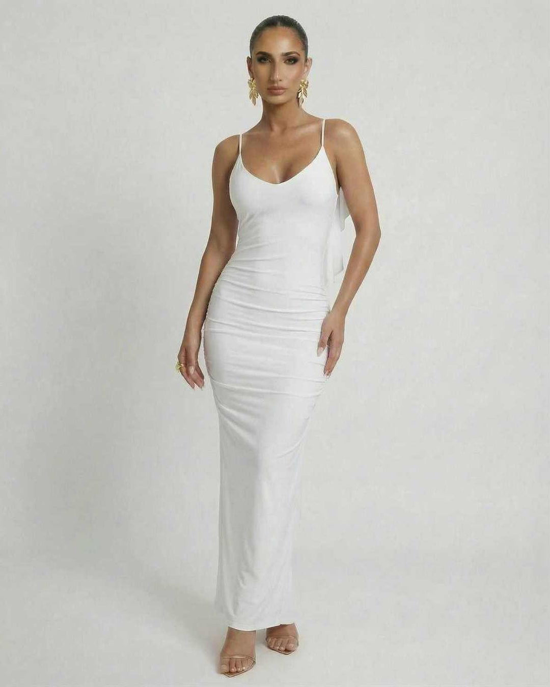 Vestido maxi blanco ajustado y elegante para mujer. Look formal sin mangas, ideal para fiestas.