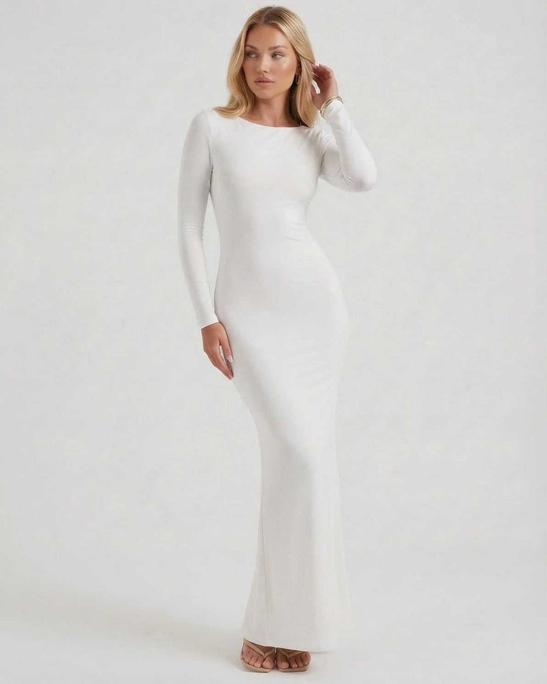 Vestido maxi blanco elegante para mujer, con sensual espalda descubierta y manga larga, ideal para ocasiones especiales.