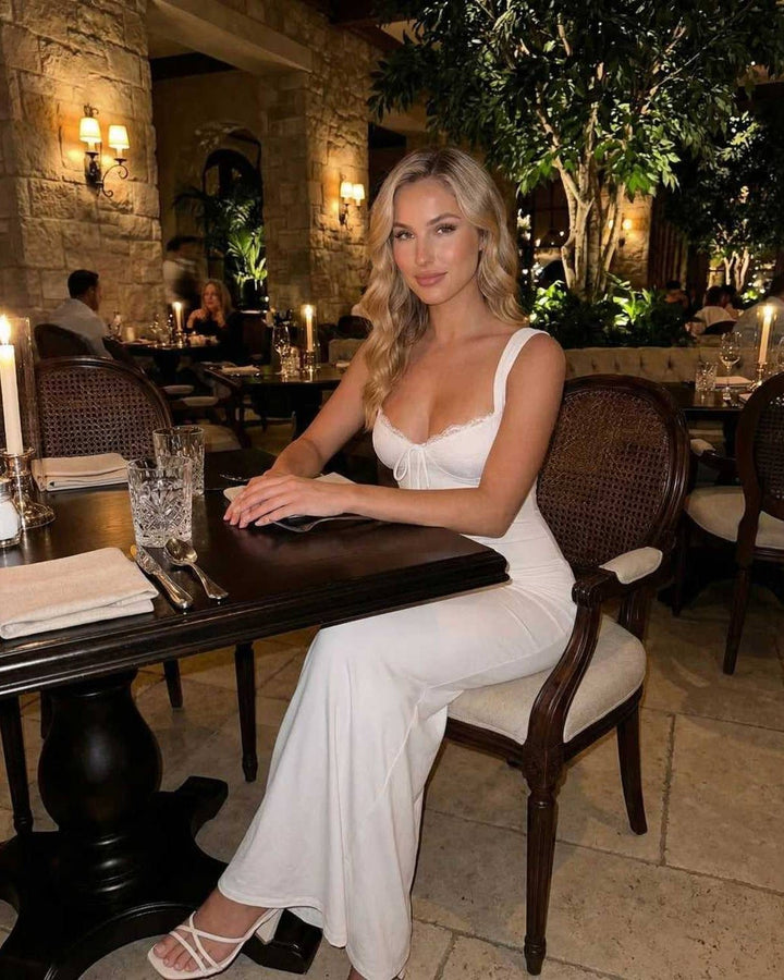 Maxi vestido blanco formal para mujer, tejido fluido y diseño sofisticado, ideal para bodas, graduaciones o fiestas elegantes.