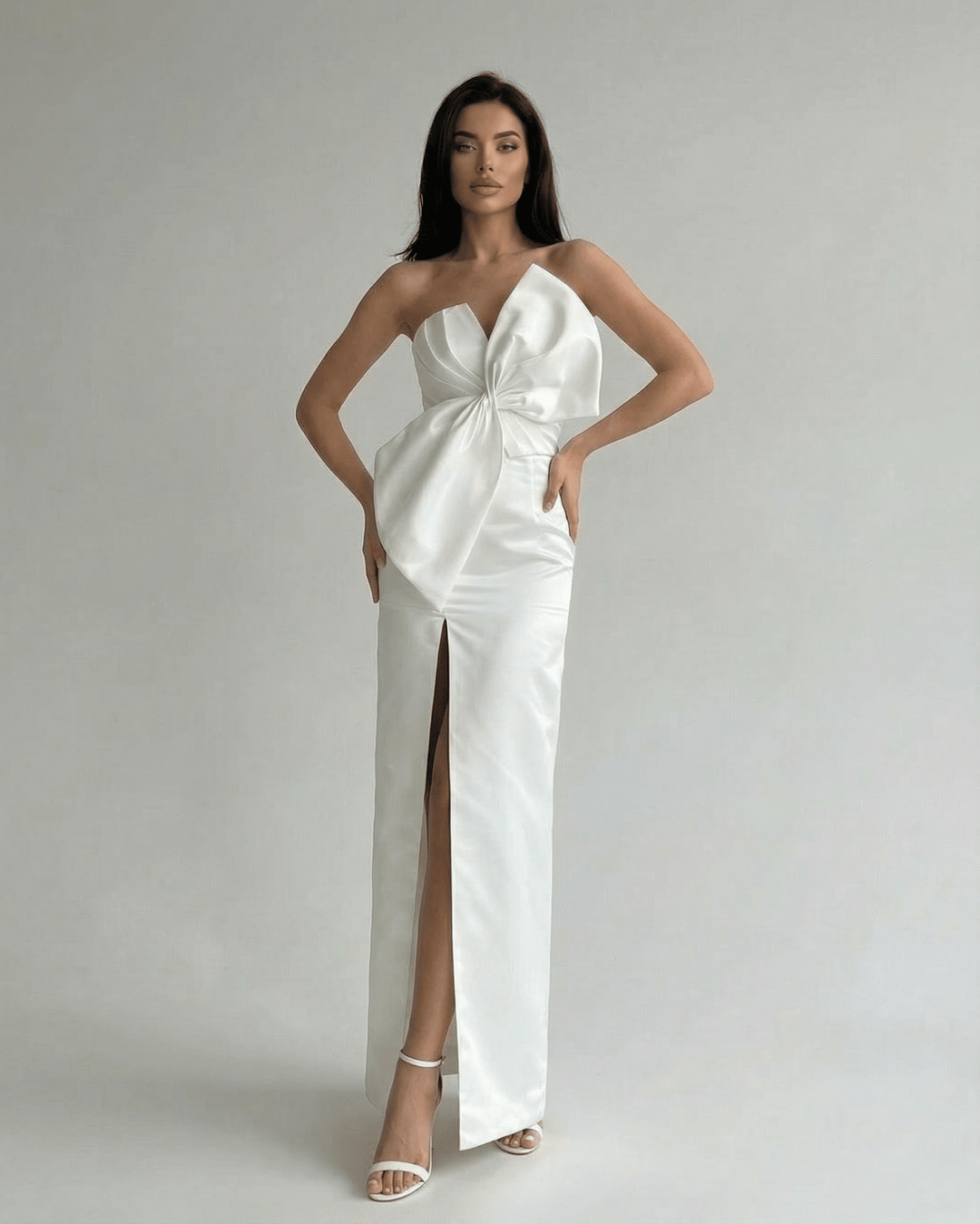 Mujer vistiendo vestido maxi sin tirantes blanco. Look elegante y estilizado, ideal para cualquier evento formal.