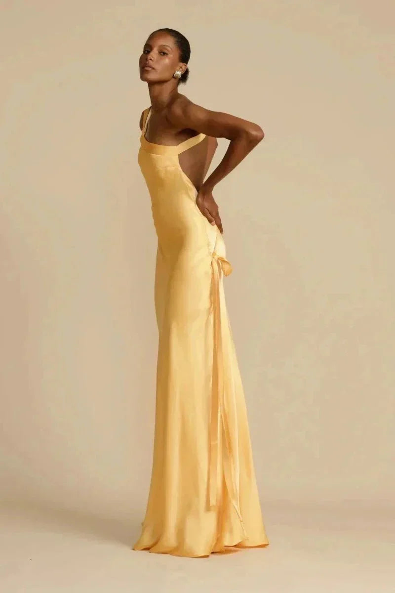 Vestido de mujer para fiesta, corte asimétrico de un hombro, estilo sofisticado y moderno.