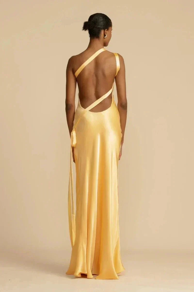 Moda femenina: vestido de noche asimétrico con un hombro, ideal para eventos elegantes y fiestas.