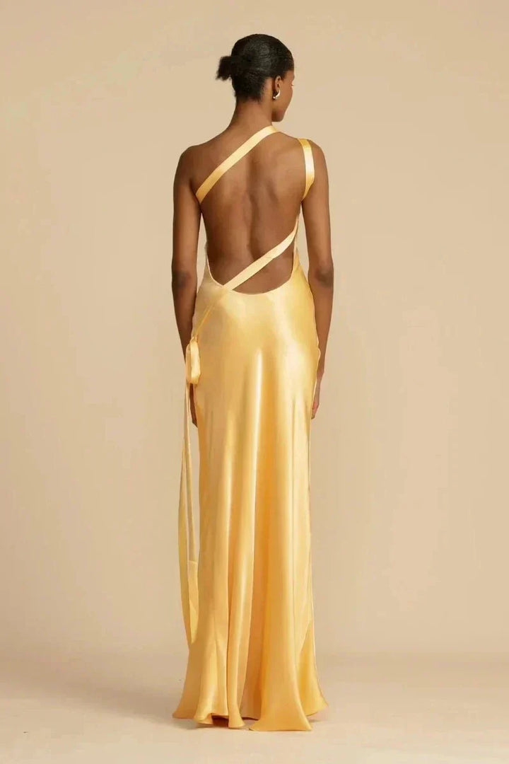Moda femenina: vestido de noche asimétrico con un hombro, ideal para eventos elegantes y fiestas.
