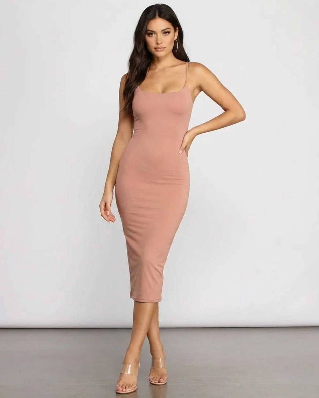 Sofisticado vestido midi ajustado celeste con tirantes finos para mujer, moda veraniega.