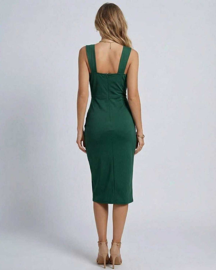 Vestido de cóctel celeste con tirantes finos y abertura, perfecto para noche y fiestas. Moda femenina.