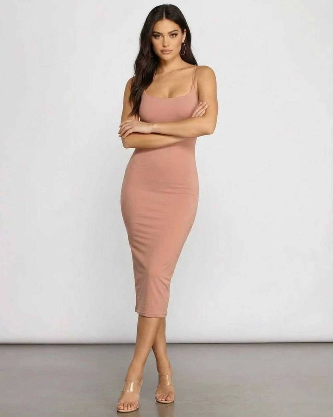 Elegante vestido midi ajustado celeste para mujer, perfecto para ocasiones sofisticadas.