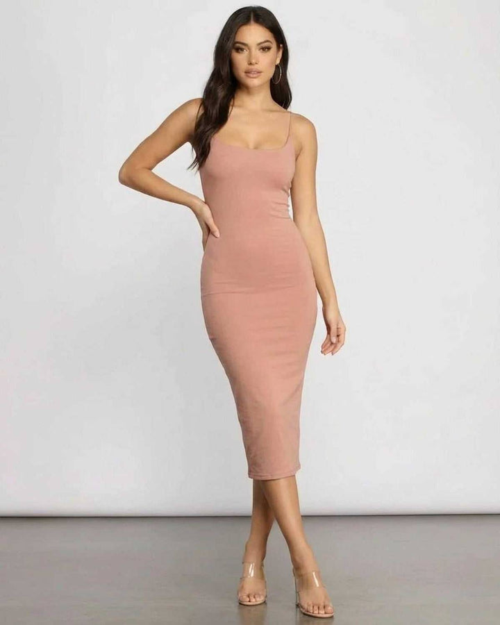 Vestido midi celeste ajustado de mujer, estilo elegante y moderno para verano.
