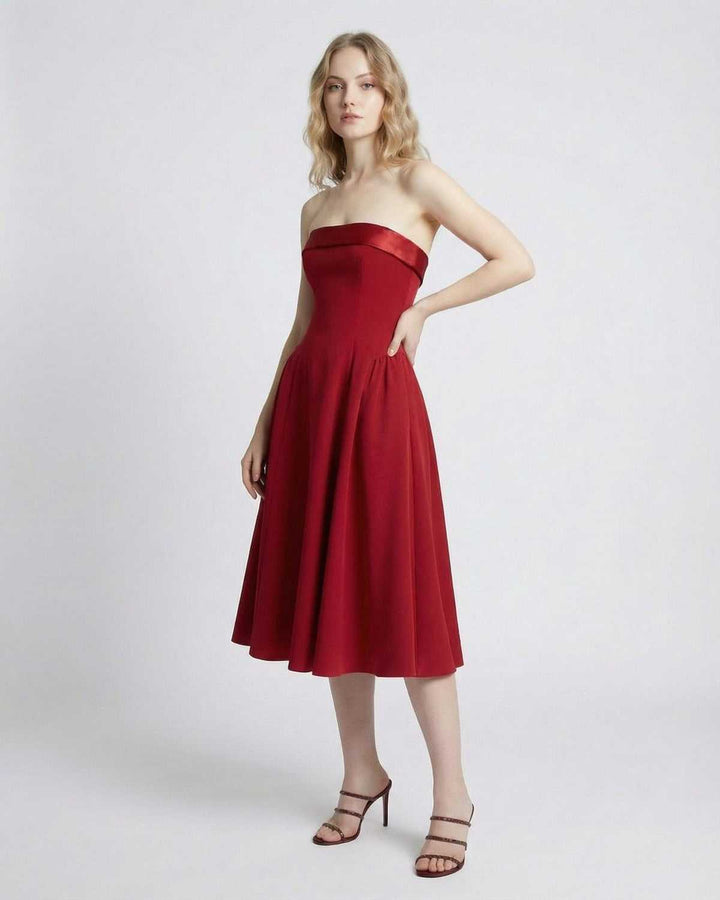 Vestido midi celeste elegante para mujer. Estilo sin tirantes y bolsillos, ideal para verano y fiesta.