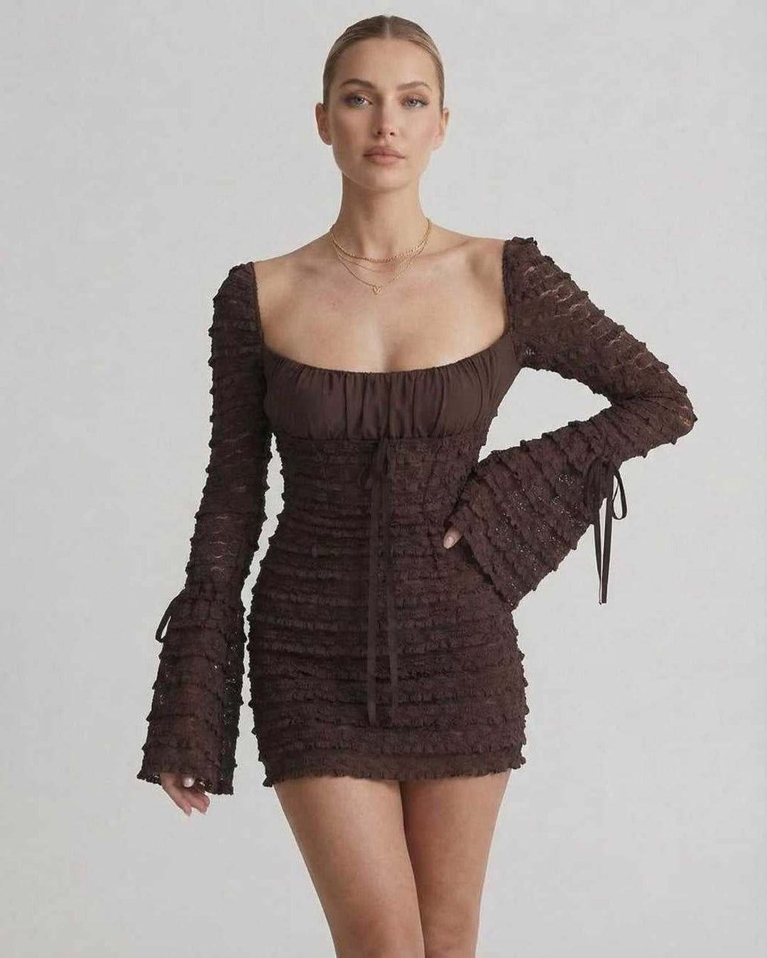 Vestido de mujer versátil, mini y ajustado, con detalles de mangas acampanadas y escote cuadrado.
