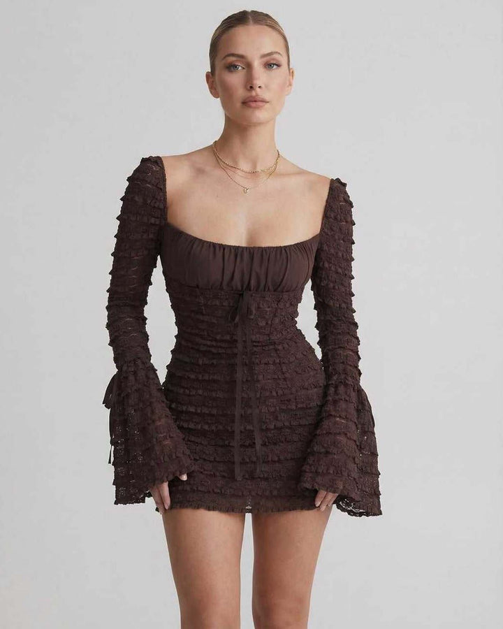 Elegante vestido mini ajustado para mujer, mangas acampanadas, escote cuadrado. Ideal para salidas de noche.