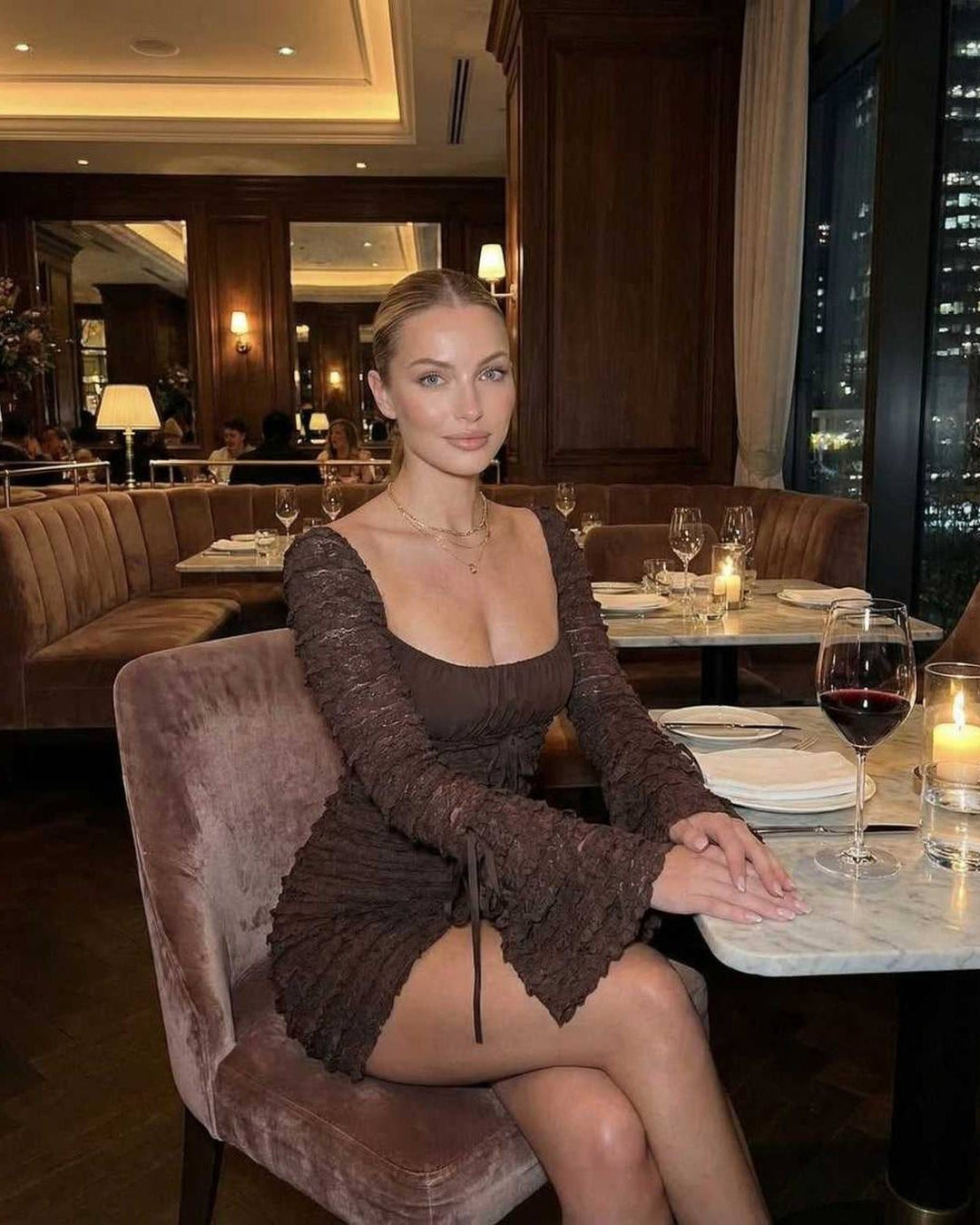 Vestido ajustado de mujer, corto con escote cuadrado y mangas acampanadas. Perfecto para moda elegante.