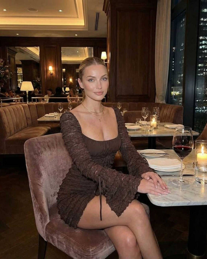 Vestido ajustado de mujer, corto con escote cuadrado y mangas acampanadas. Perfecto para moda elegante.