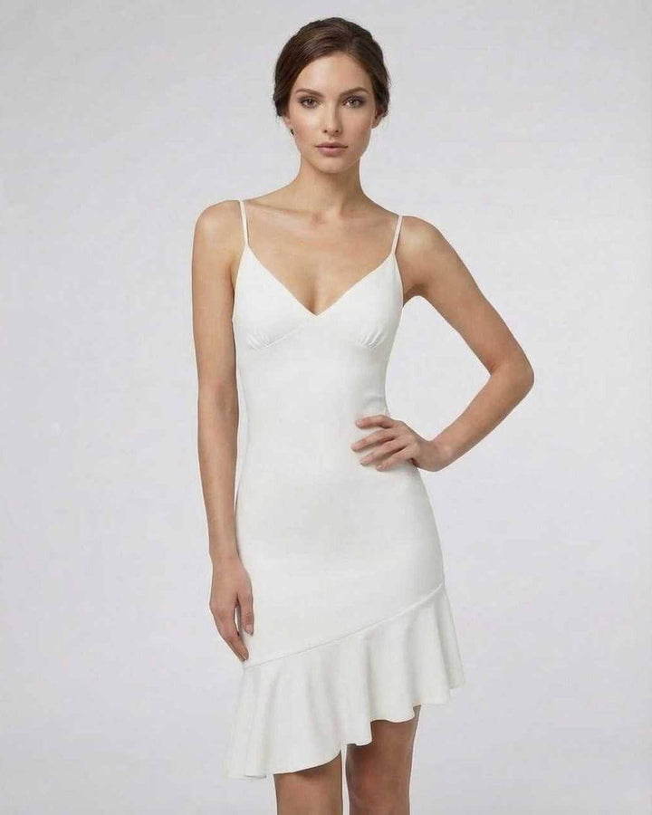 Detalle de volantes en vestido mini celeste. Moda femenina elegante y fresca para verano.