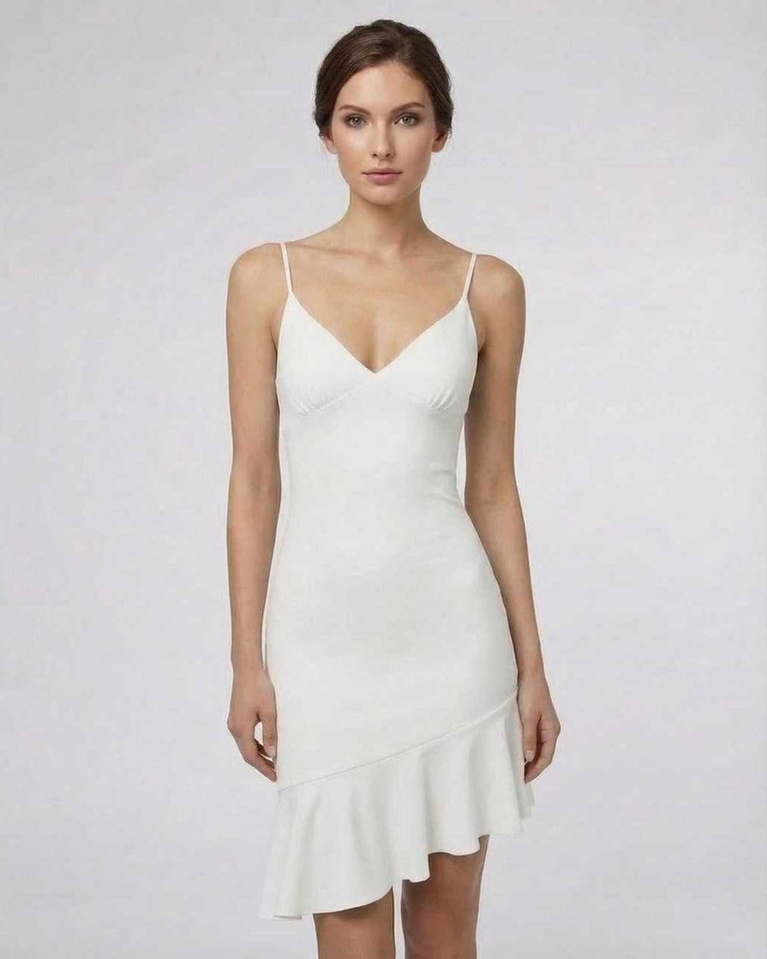 Primer plano de volantes en un vestido mini celeste, capturando la elegancia y frescura veraniega.