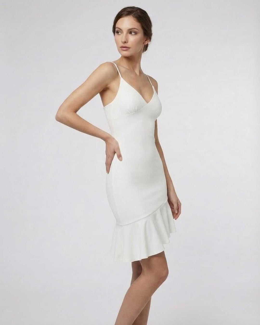 Vestido de fiesta mini celeste con volantes, elegante y cómodo. Moda de verano para mujer.