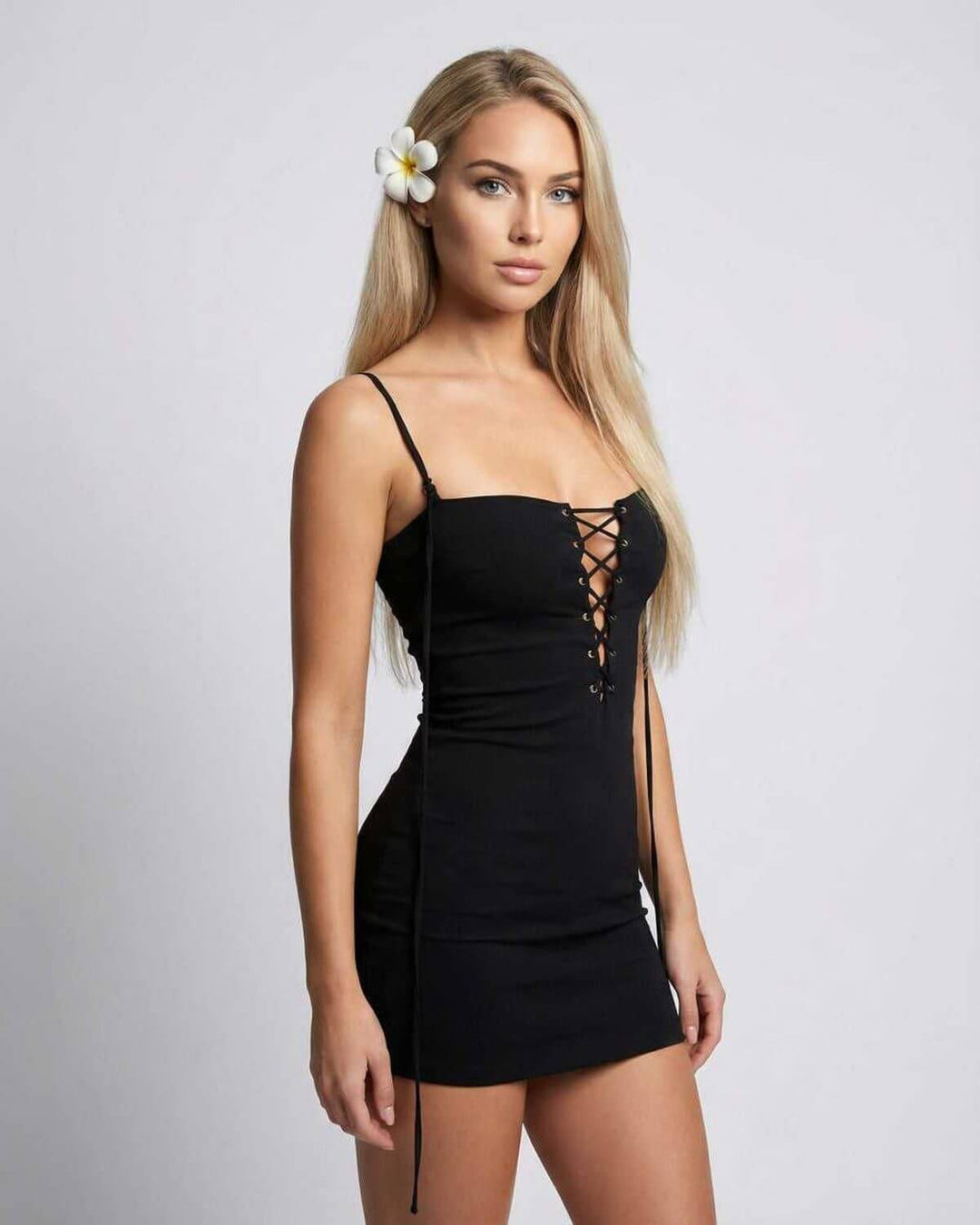 Vestido mini ajustado blanco para mujer con tirantes finos y cuello V. Ideal para noche de fiesta o cóctel.