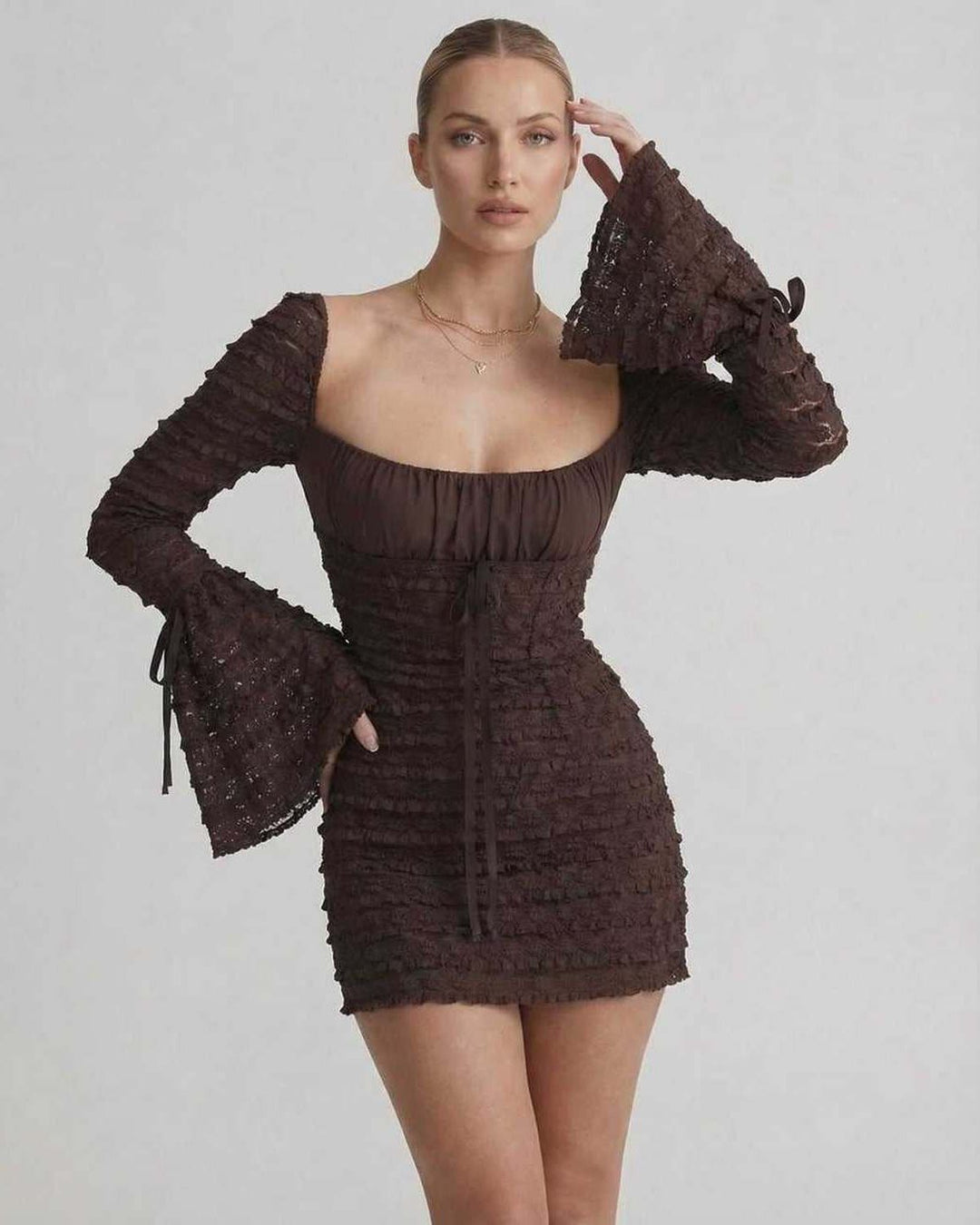 Vestido de noche femenino, mini y ajustado, con distintivas mangas acampanadas y escote cuadrado elegante.