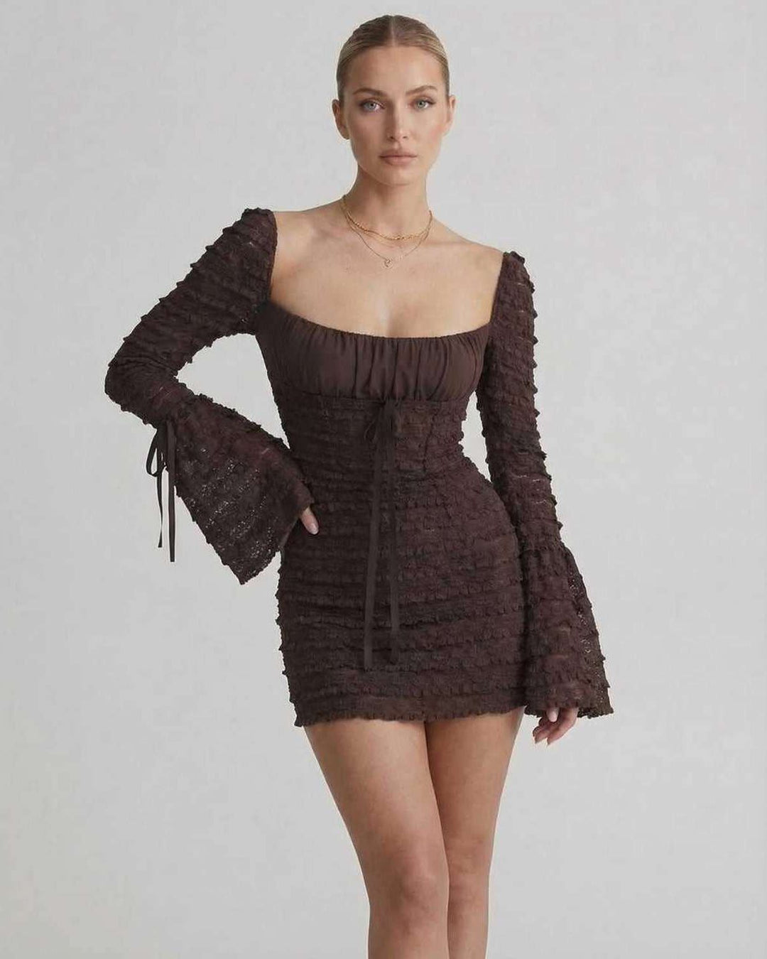 Vestido mini ajustado elegante para mujer con mangas acampanadas y escote cuadrado, ideal para fiesta.