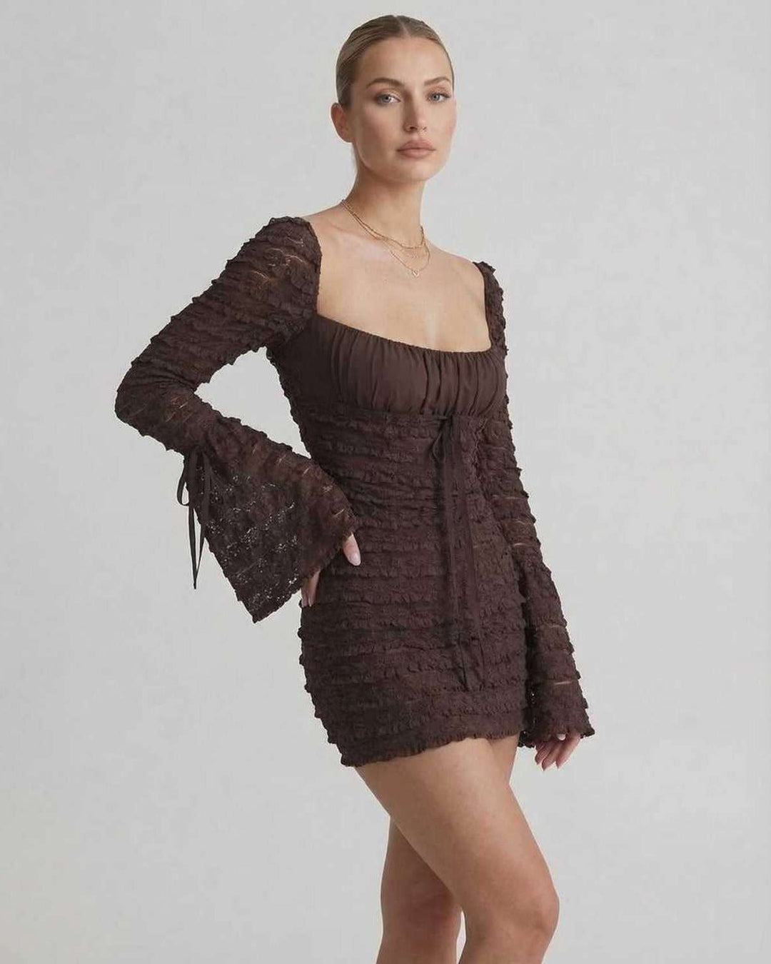 Diseño de vestido mini ajustado para mujer con mangas acampanadas, chic para fiestas y eventos nocturnos.