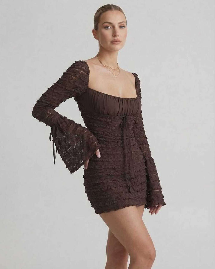 Diseño de vestido mini ajustado para mujer con mangas acampanadas, chic para fiestas y eventos nocturnos.