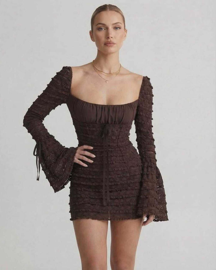 Moda: Vestido corto ajustado de fiesta para mujer, con estilo y mangas acampanadas, perfecto para cócteles.