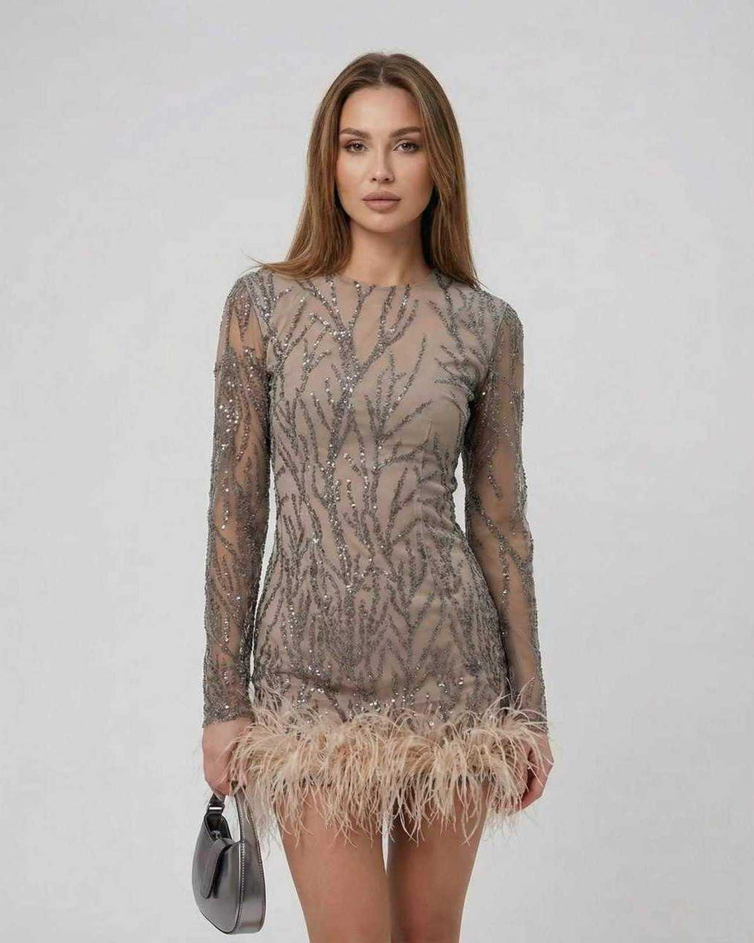 Mini vestido blanco elegante para mujer con lentejuelas brillantes y detalles de plumas, perfecto para fiestas.