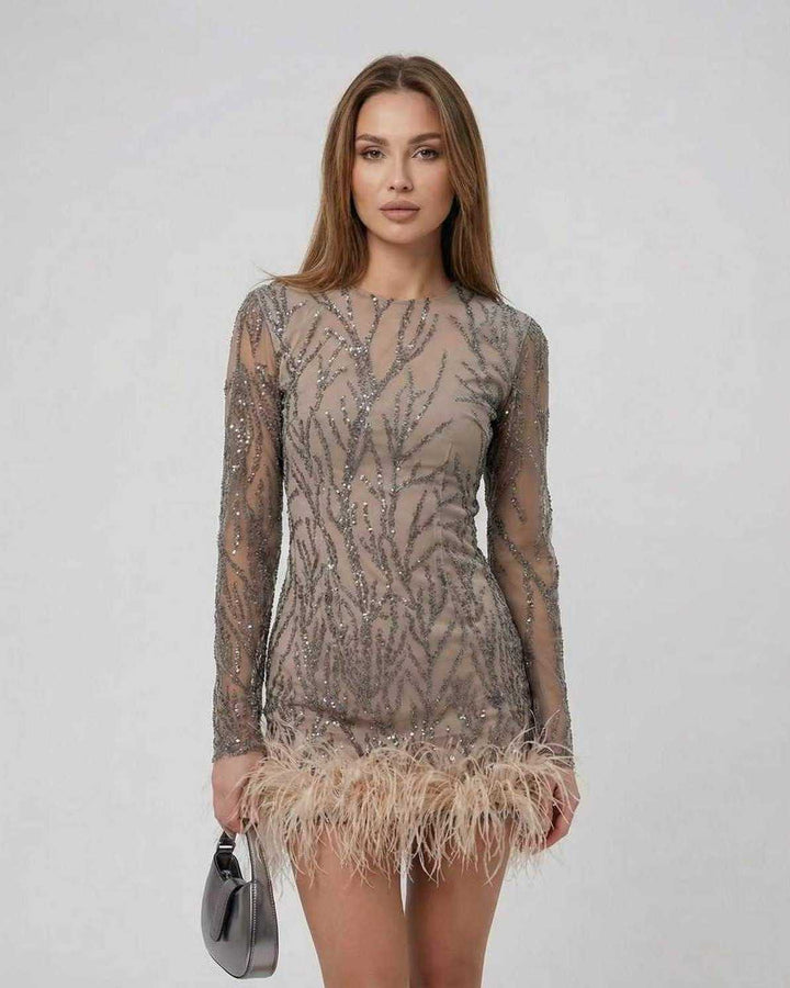 Mini vestido blanco elegante para mujer con lentejuelas brillantes y detalles de plumas, perfecto para fiestas.