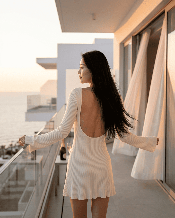Vestido mini elegante para mujer, blanco y celeste, corte A y ajustado, moda actual para noche.
