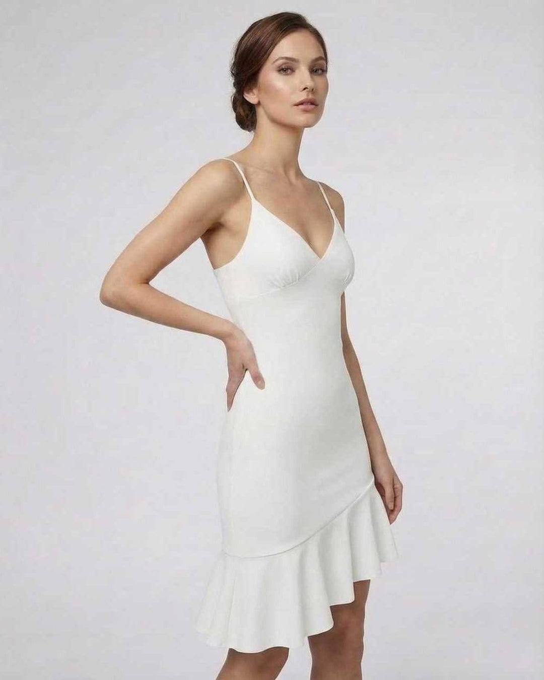 Vestido mini celeste chic con detalles de volantes, corte A-line. Versátil para cóctel o fiesta.