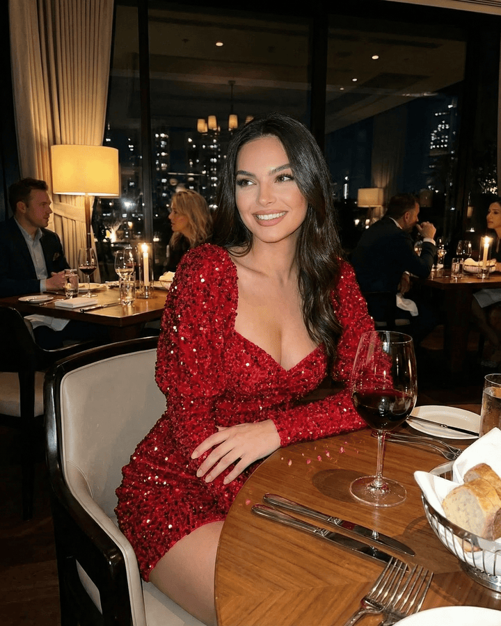 Moda femenina: vestido mini celeste con lentejuelas brillantes, estilo glamuroso para fiesta.