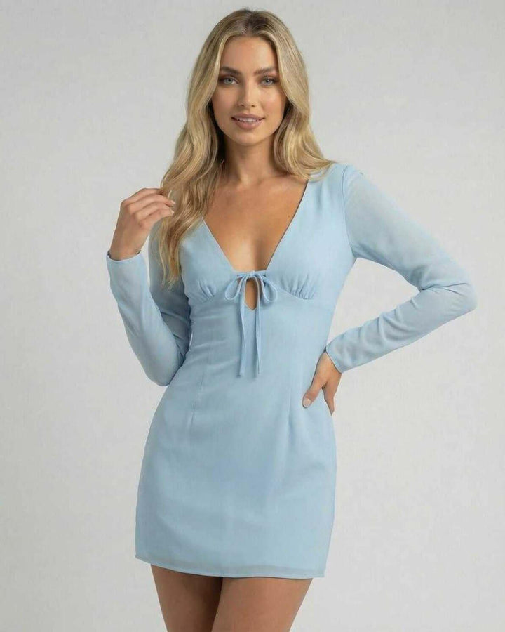 Vestido mini celeste ajustado para mujer con escote en V y manga larga. Ideal para fiesta y moda femenina elegante.