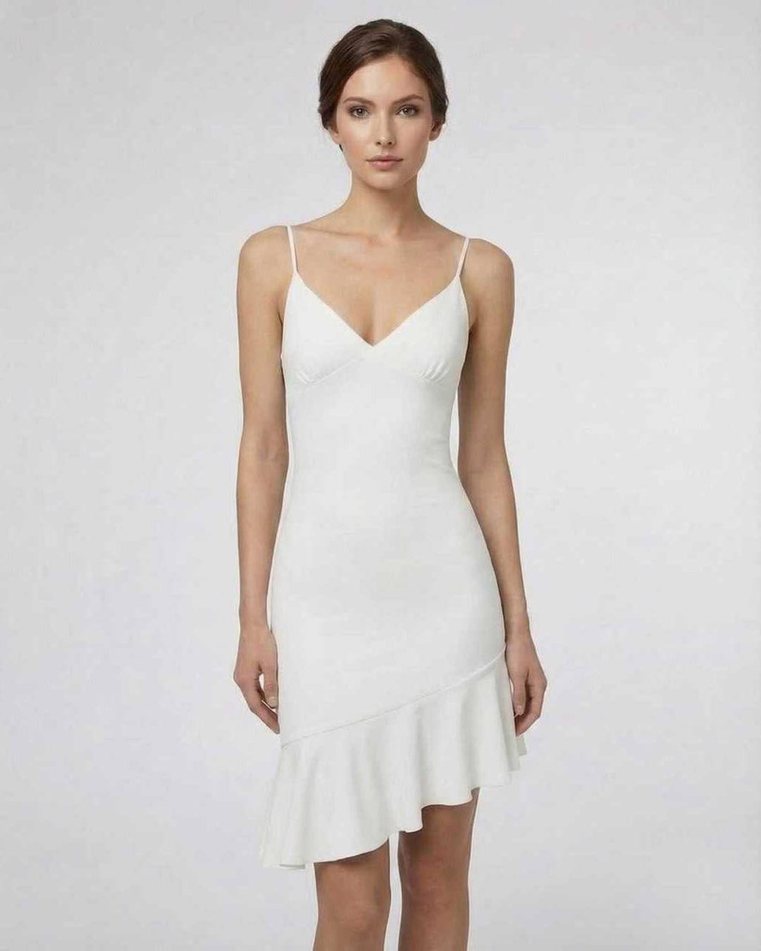Mujer luciendo vestido mini celeste con volantes, estilo A-line. Ideal para bailar y eventos.