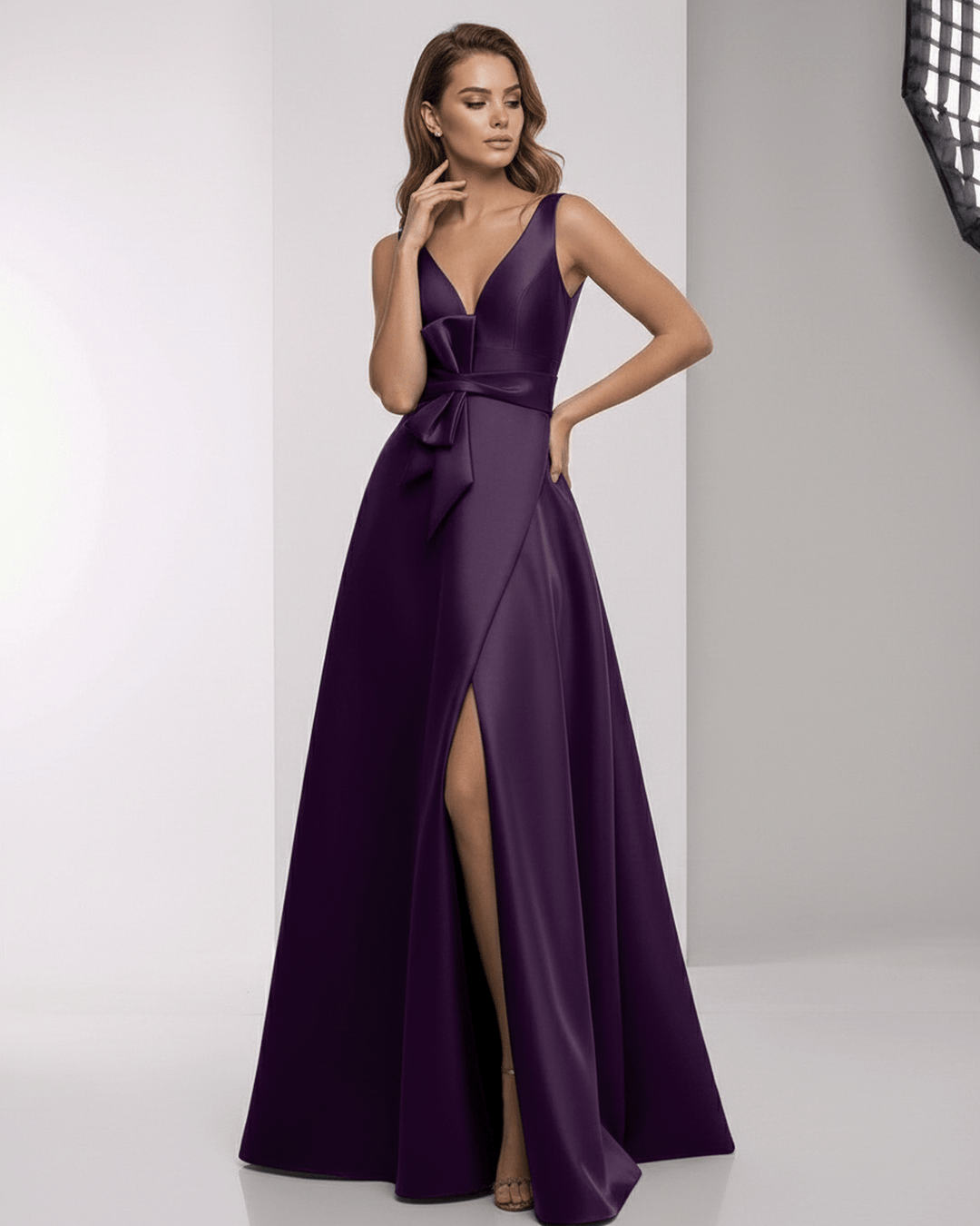 Vestido blanco formal con escote V, diseño corte A, lazo en cintura y abertura. Perfecto para ocasiones especiales.