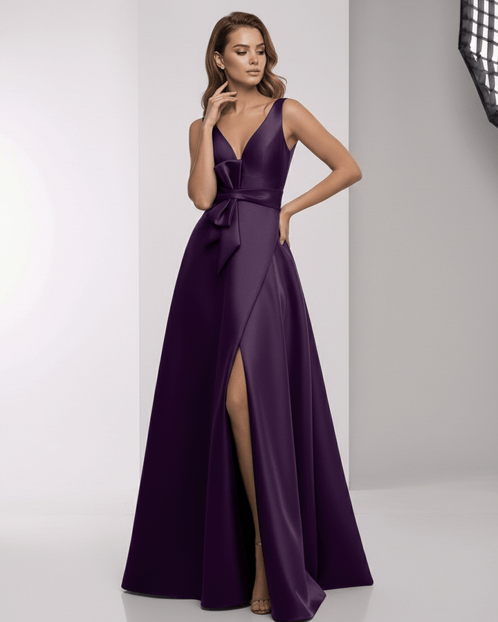 Vestido blanco formal con escote V, diseño corte A, lazo en cintura y abertura. Perfecto para ocasiones especiales.