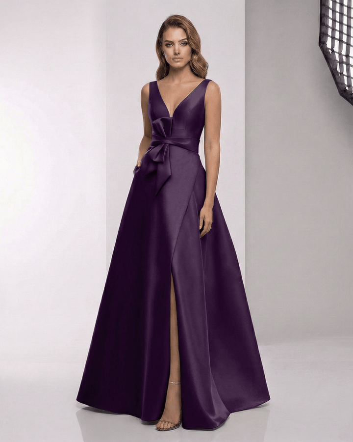 Vestido maxi elegante blanco para mujer, corte A, escote V, lazo y abertura lateral. Ideal para fiesta y noche.