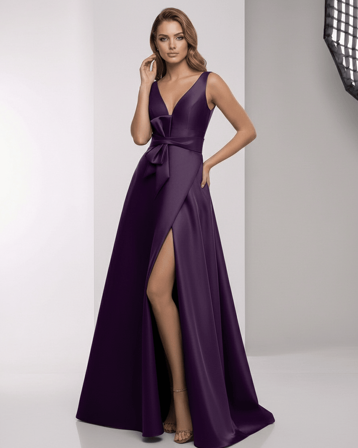 Elegante vestido blanco de noche para mujer, estilo maxi, escote en V, lazo decorativo y abertura en la pierna.