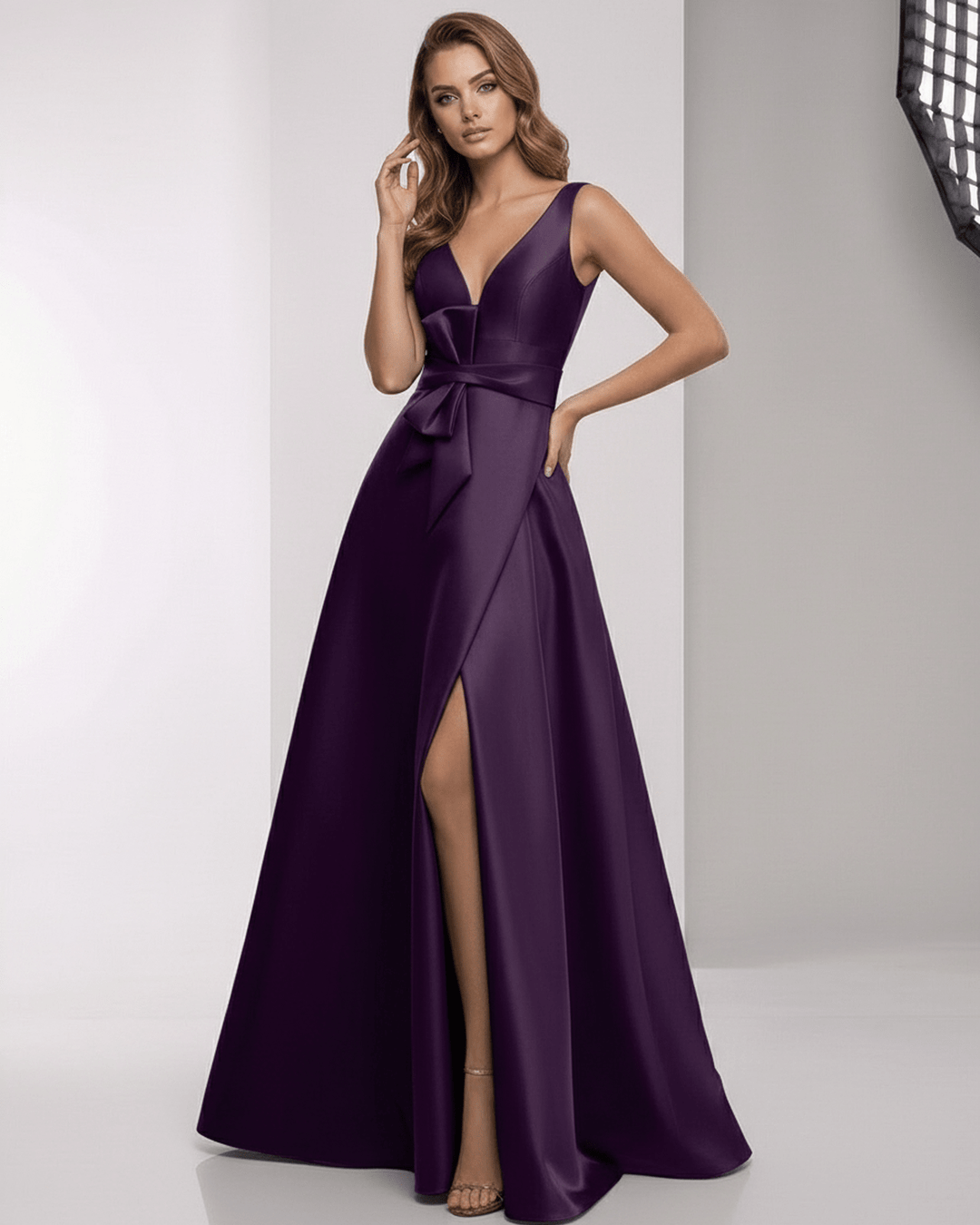 Vestido blanco formal de corte A con lazo, escote V y abertura. Maxi vestido ideal para bodas y cócteles.