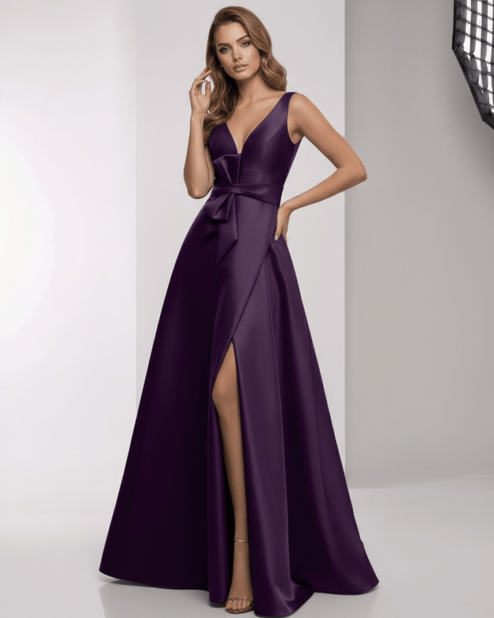 Vestido blanco formal de corte A con lazo, escote V y abertura. Maxi vestido ideal para bodas y cócteles.