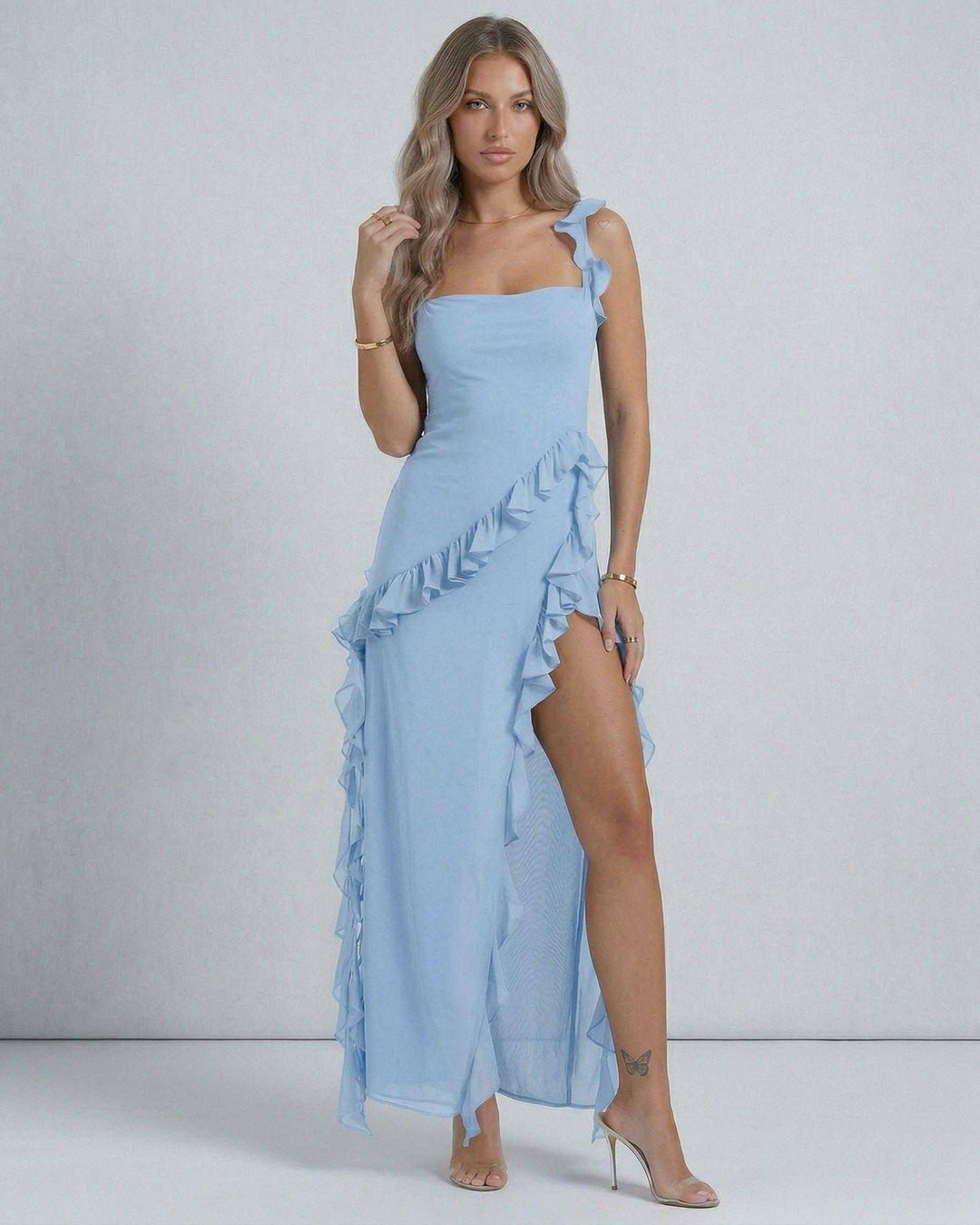 Vestido largo y elegante para mujer, blanco, sin mangas, con volantes, estilo fluido, ideal para fiesta.