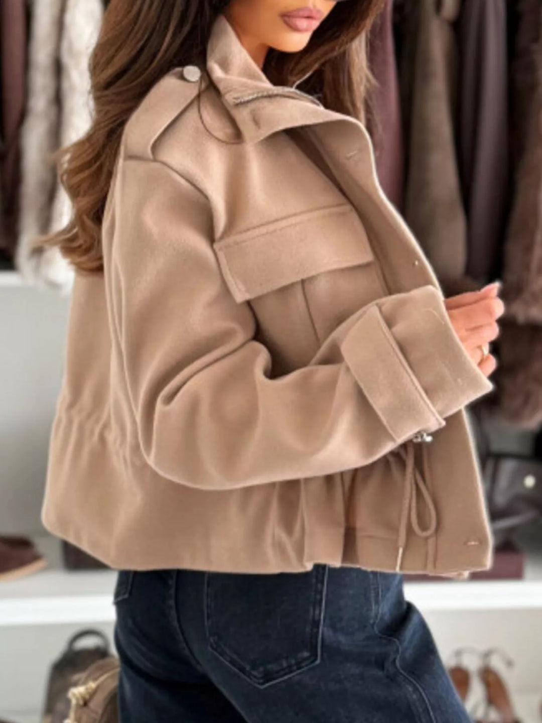 Chaqueta casual mujer con botones decorativos y cierre frontal. Diseño ligero y cordón ajustable.