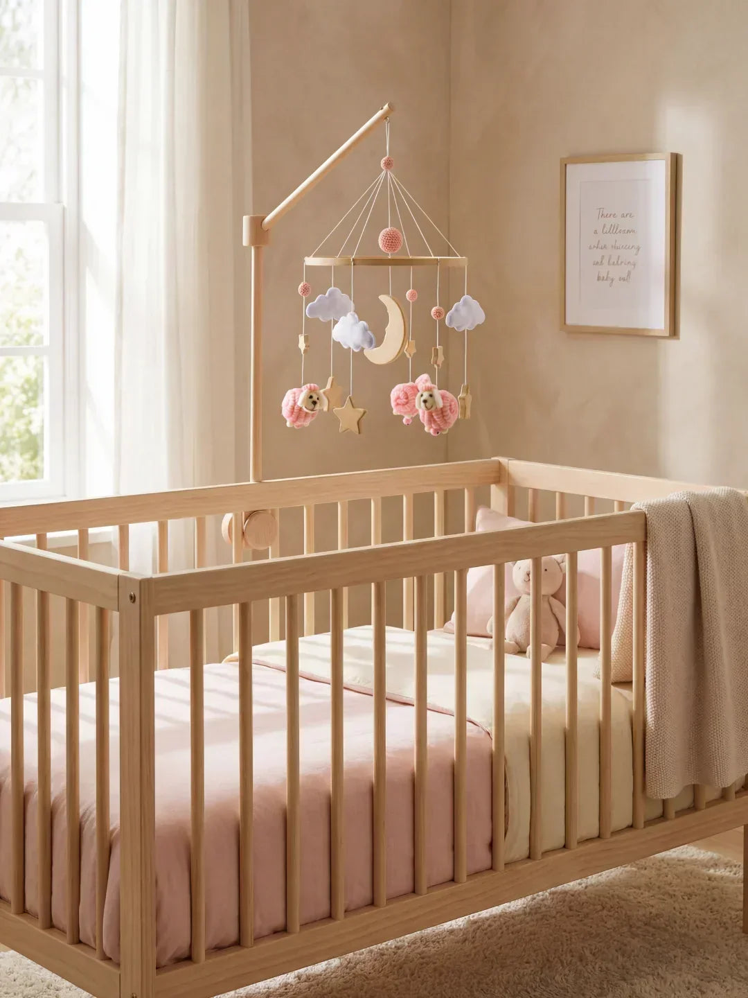 Móvil de cuna de madera, diseño seguro y materiales naturales, ideal para el dormitorio del recién nacido.