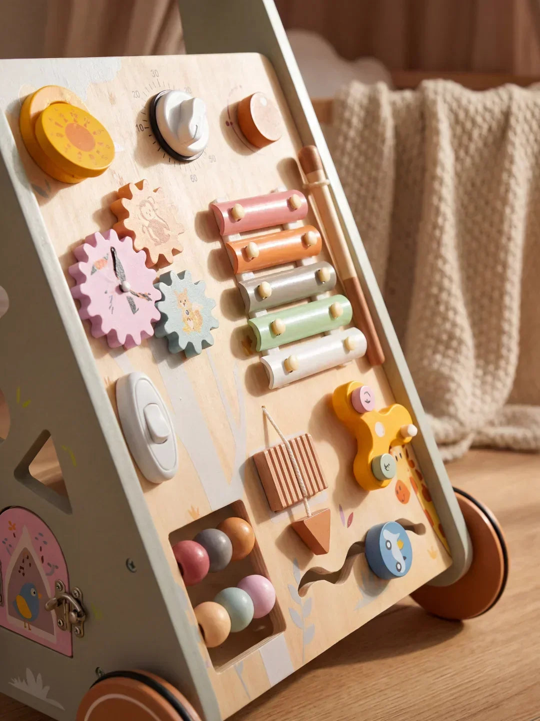 Detalle del diseño Safari Boho en caminador de actividades de madera para bebés. Juguete Montessori educativo.