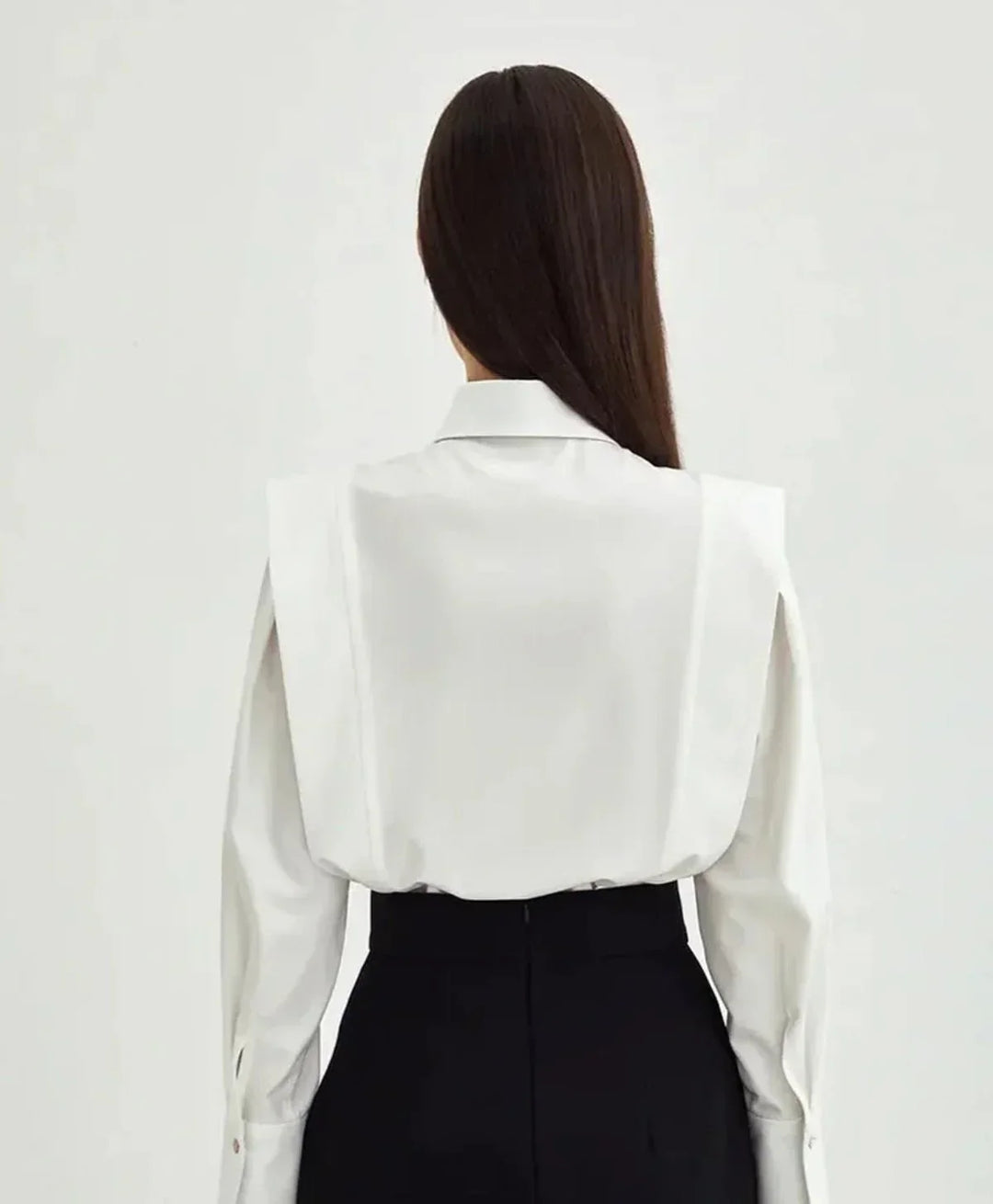 Camisa femenina elegante con patrón cuadrado, ideal para diversas ocasiones.