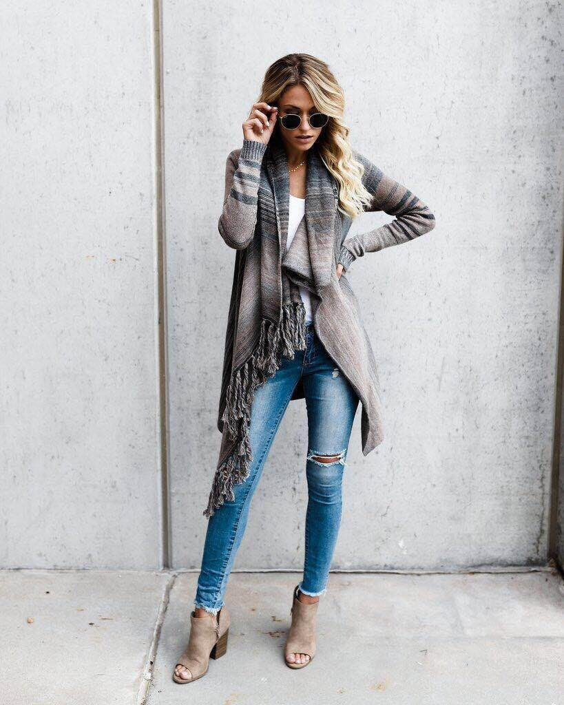 Suéter casual de mujer tejido con flecos y rayas, perfecto para un look de otoño/invierno.