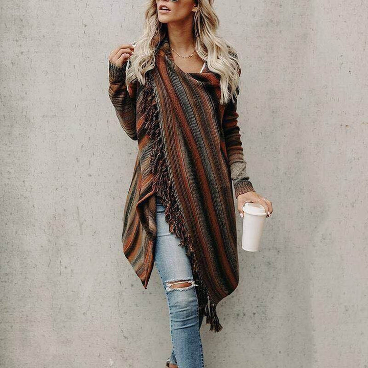 Elegante suéter de mujer tejido con diseño a rayas y flecos, perfecto para abrigar en invierno.