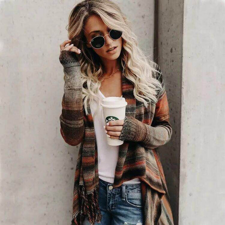 Suéter tejido de mujer con flecos y rayas, ideal para moda casual de otoño/invierno.