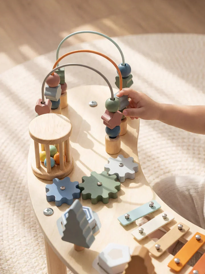 Mesa de juegos para niños con circuito de carretera. Perfecto para juguetes, coches y desarrollo creativo.
