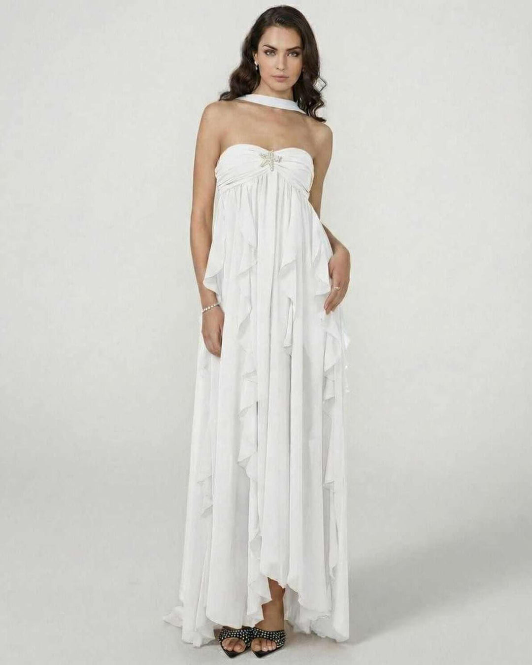 Vestido maxi blanco de mujer sin mangas con volantes, ideal para fiestas, bodas y eventos formales elegantes.