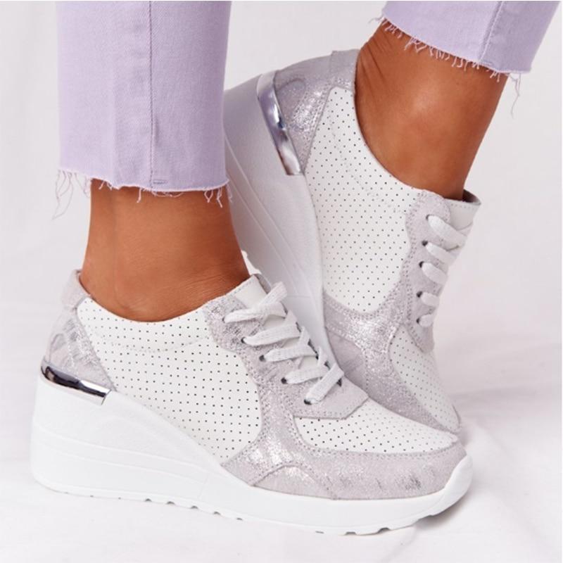Zapatillas mujer de estilo elegante y moderno, ideales para combinar con atuendos urbanos de verano.